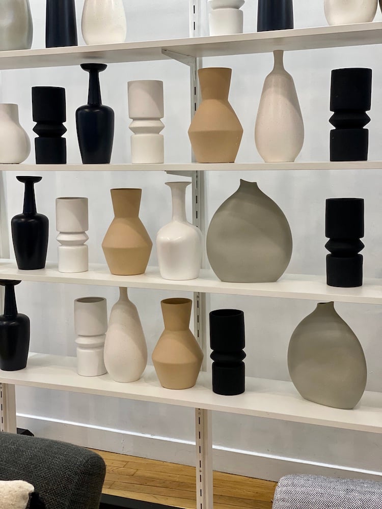 mur d'amphore claustra arty décoration intérieure blanc noir terre cuite