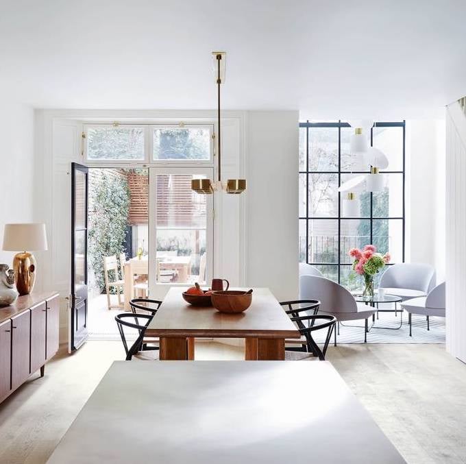 pièce de vie meuble bois lampe laiton moderne design