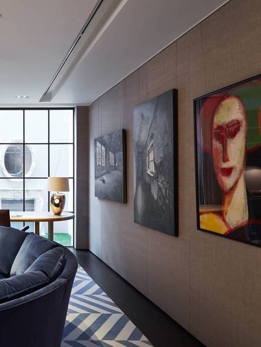 salon ambiance feutré canapé oval velours bleu marine tableau peintre