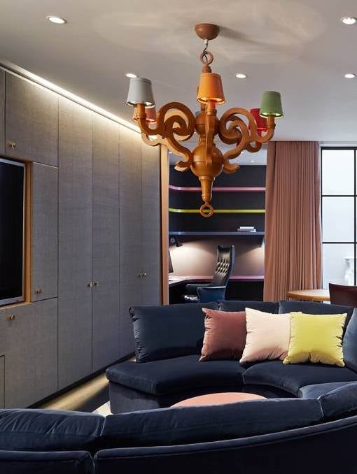 salon ambiance feutré canapé oval velours bleu marine