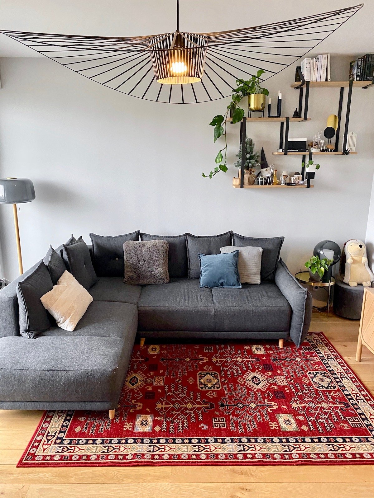 salon canapé gris angle convertible lit tapis moldave en laine rouge - blog déco - clemaroundthecorner