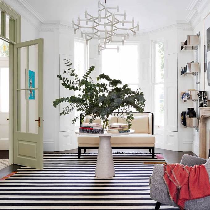 salon maison familiale tapis à rayures noir et blanc porte vitré vintage vert kaki