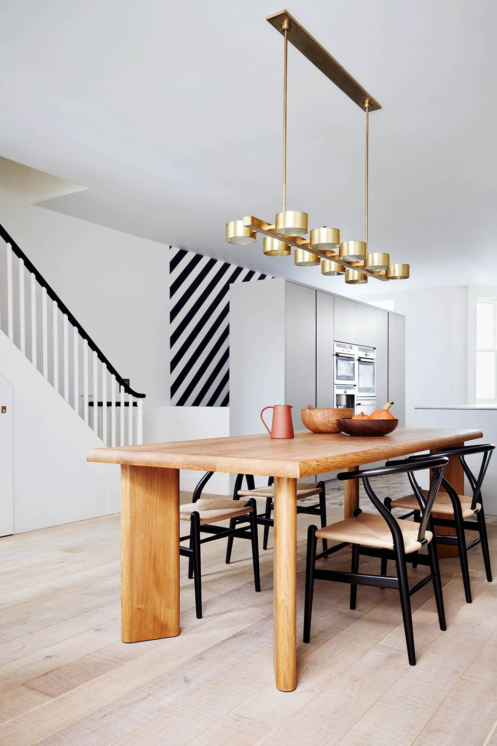 table à manger bois brut chaise bistro noir blog déco clemaroundthecorner