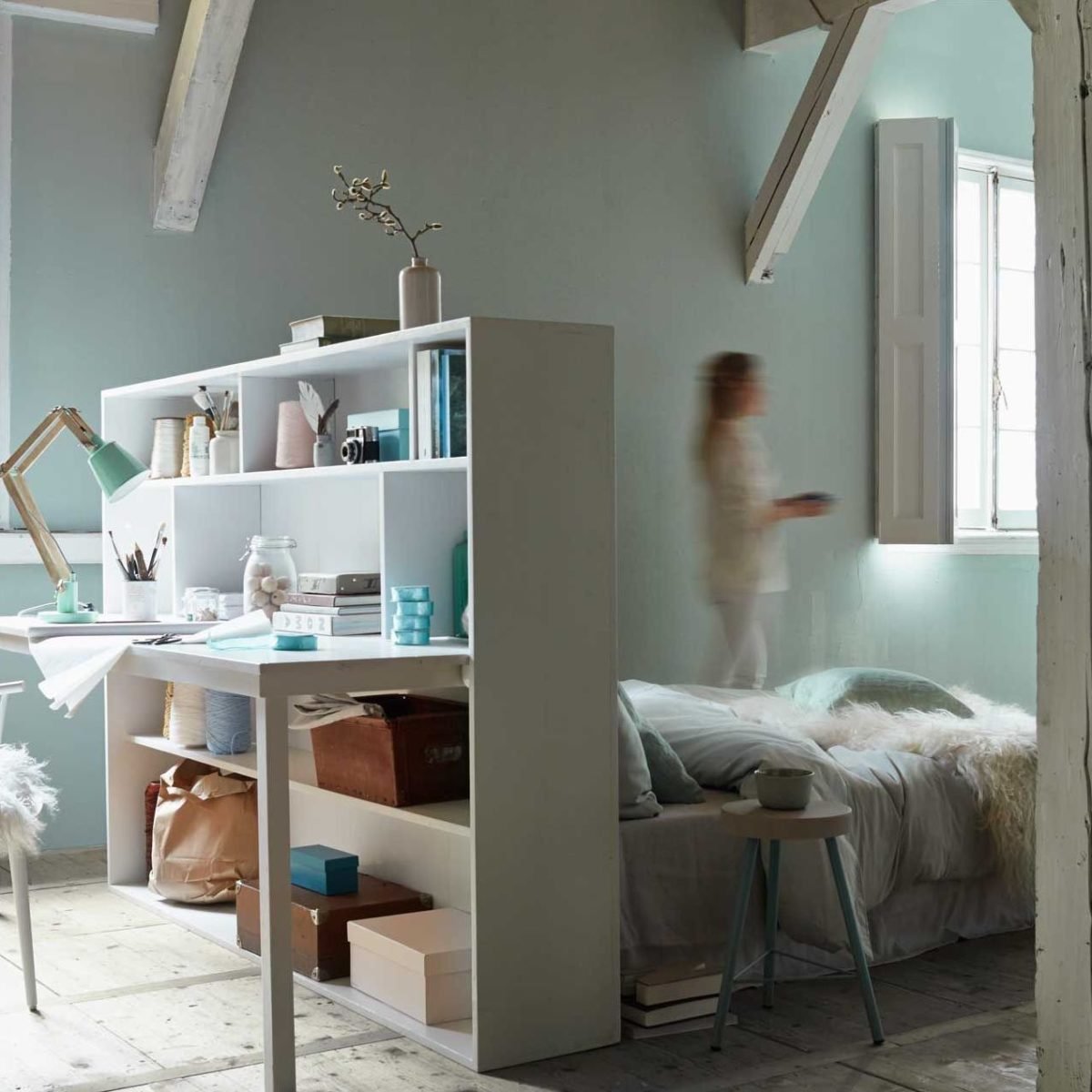 tête de lit bureau chambre scandinave poutres blanches apparentes plaid fourrure