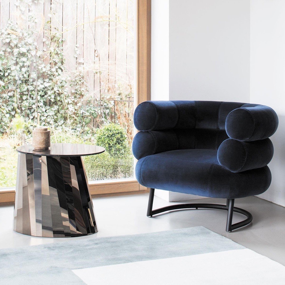 Bibendum fauteuil eileen gray velours bleu marine table basse miroir design - blog déco - clematc