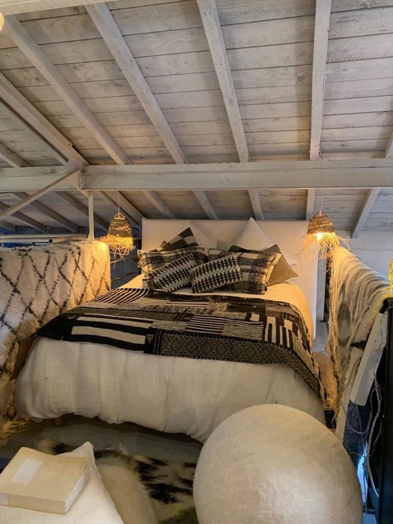 aménagement chambre grenier combles noir blanc suite parentale poutre apparente blanche mona market Montpellier