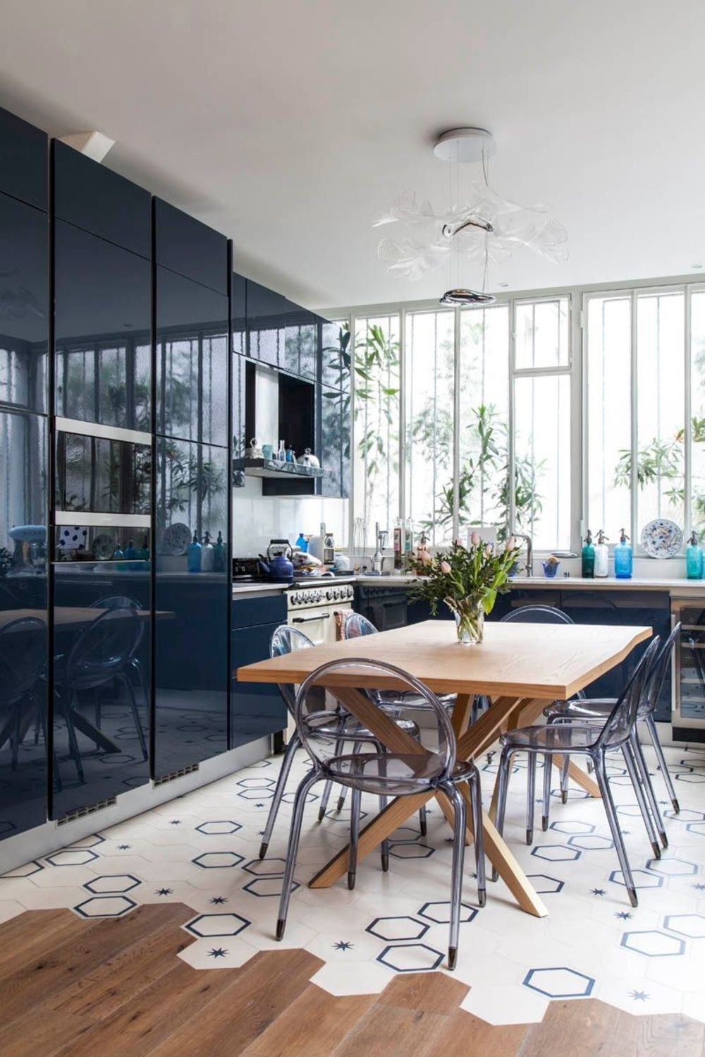 blog déco clematc cuisine lumineuse style maison de campagne carrelage rond mobilier bleu résine