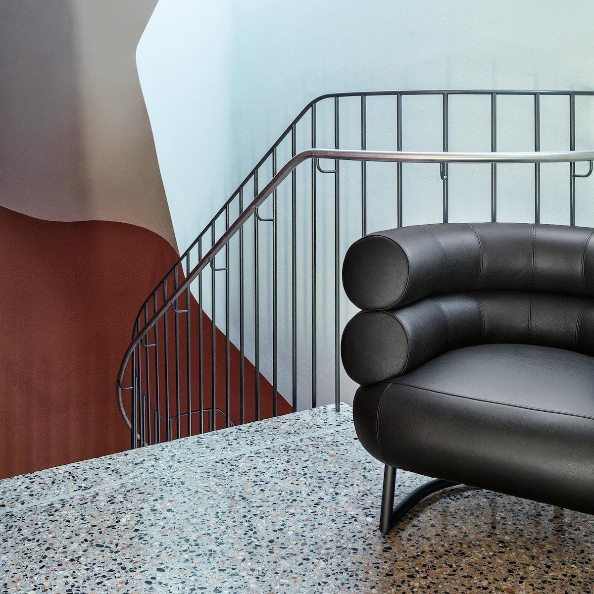 cage d escalier chaise fauteuil cuir noir bourrelet - blog déco - clemaroundthecorner