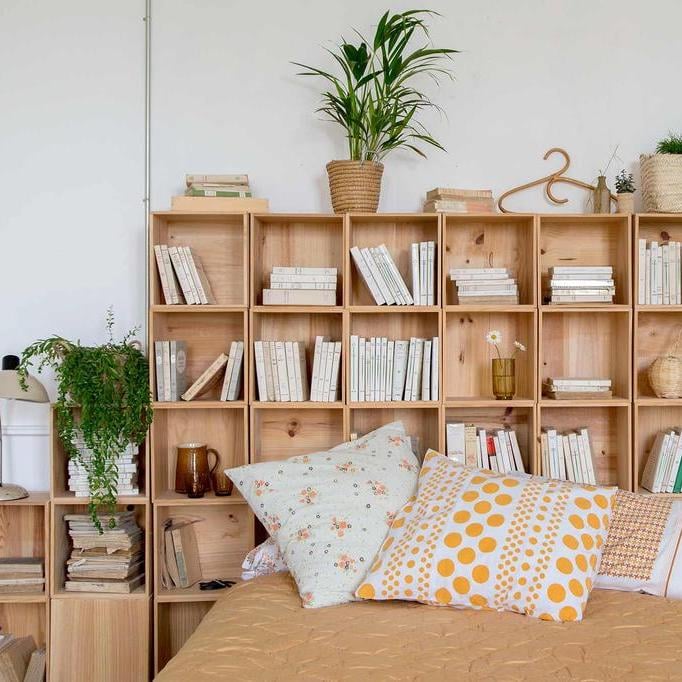 chambre lumineuse blanche jaune moutarde tête de lit avec rangement cube bois