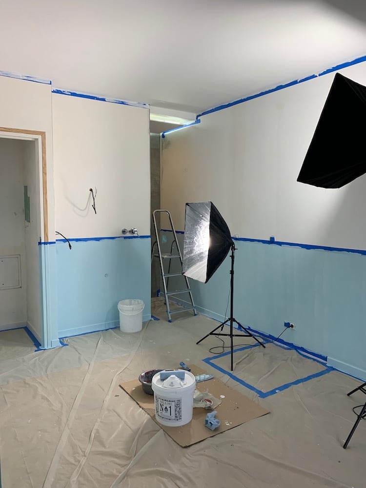 comment créer peinture mur bicolore motif mural masking tape tutoriel soubassement