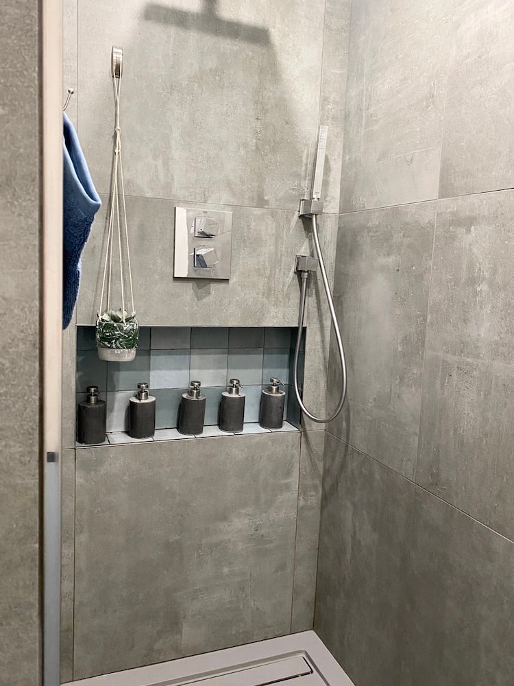 comment installer des crochets dans sa salle de bain sans percer pot suspendu clemaroundthecorner