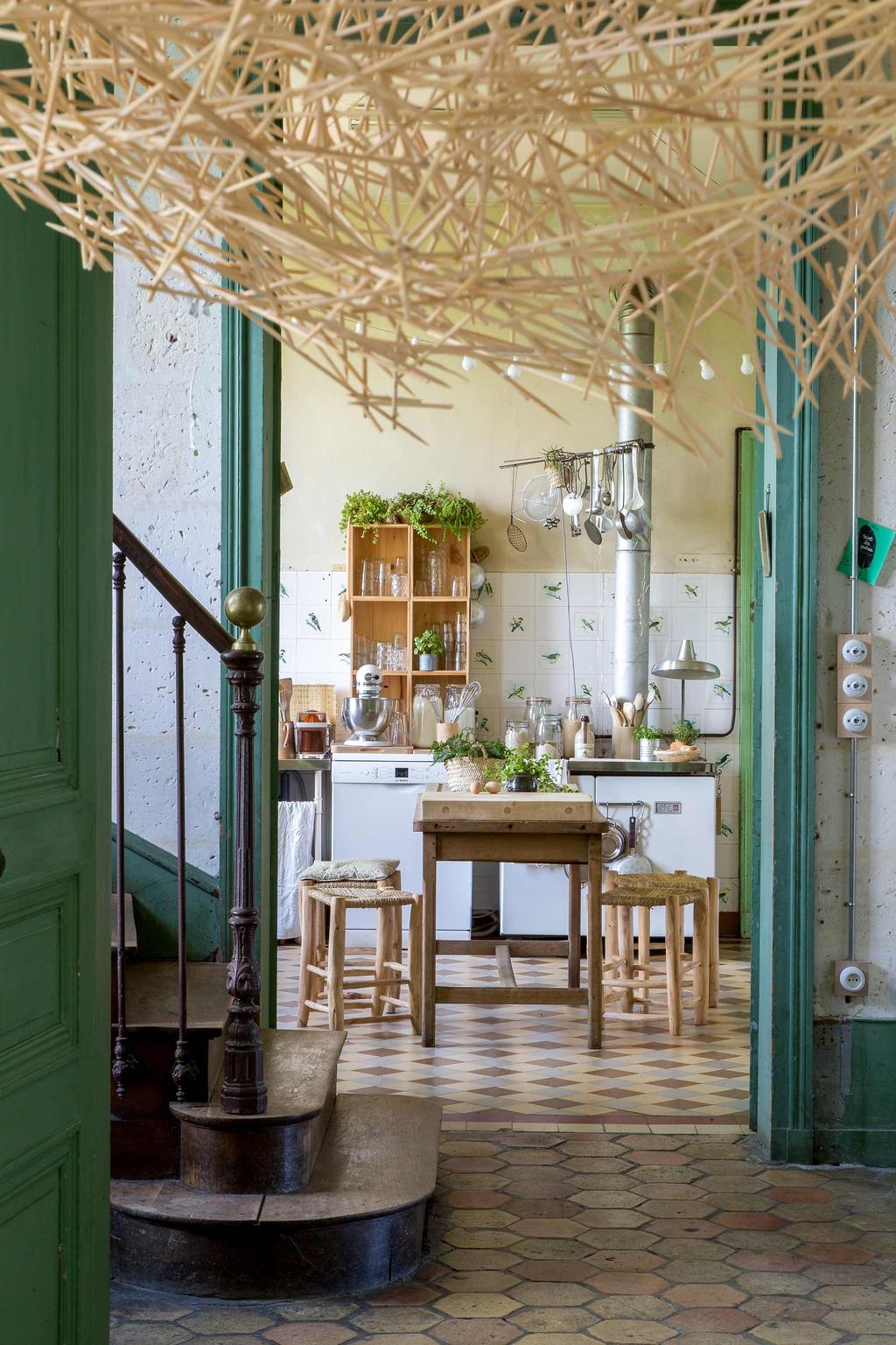 cuisine déco champêtre carrelage vintage carré tabouret carré bois osier