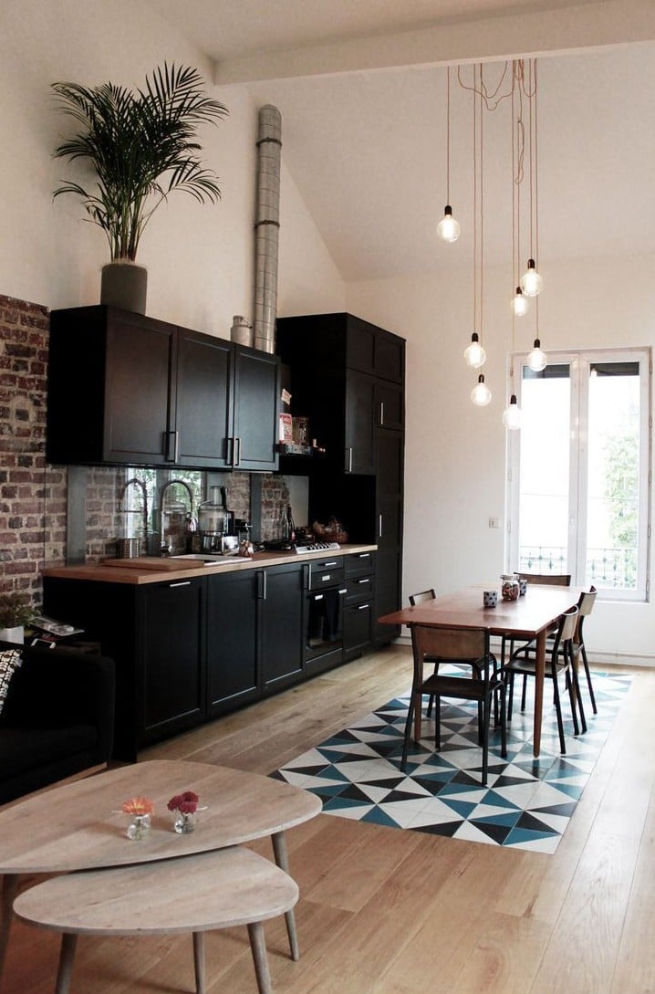 cuisine ouverte moderne mixte carrelage parquet géométrique bleu noir blanc suspension laiton