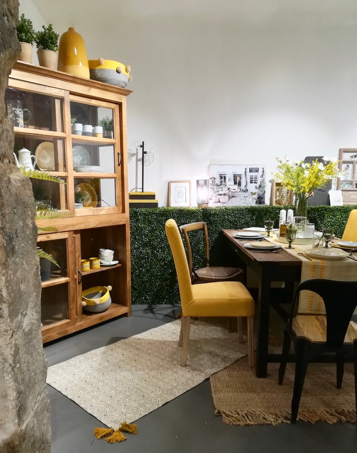 décoration maison de campagne vaisselier bois vitrine salle a manger jaune et verte