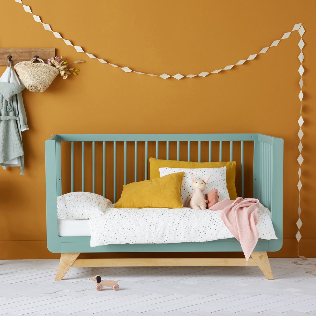 lit évolutif chambre bébé couleur jaune moutarde vert pastel déco scandinave - clem around the corner