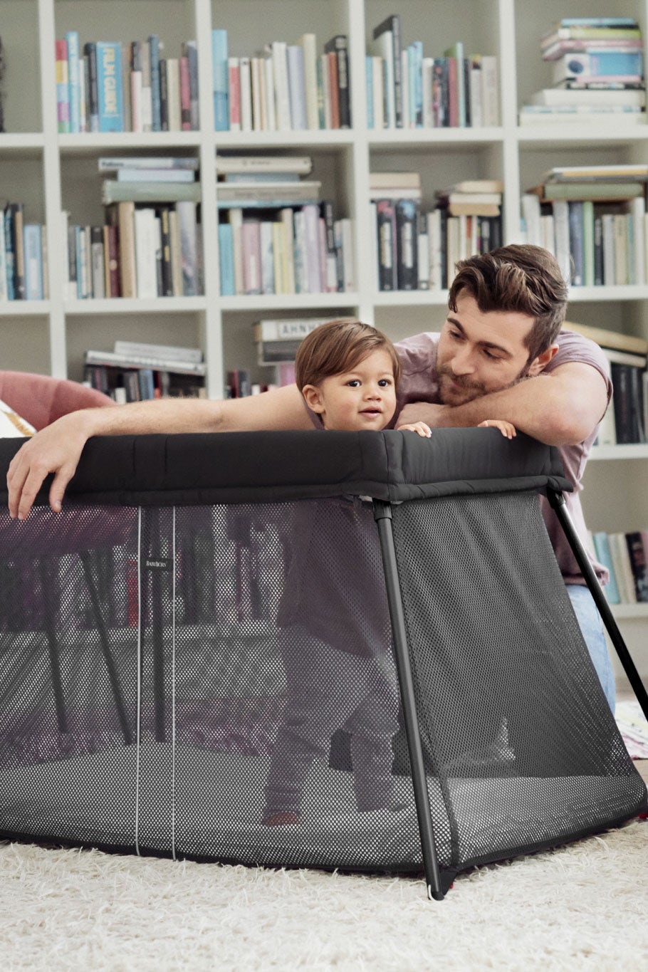 préparer l'arrivée de bébé chambre lit parapluie léger vrai matelas