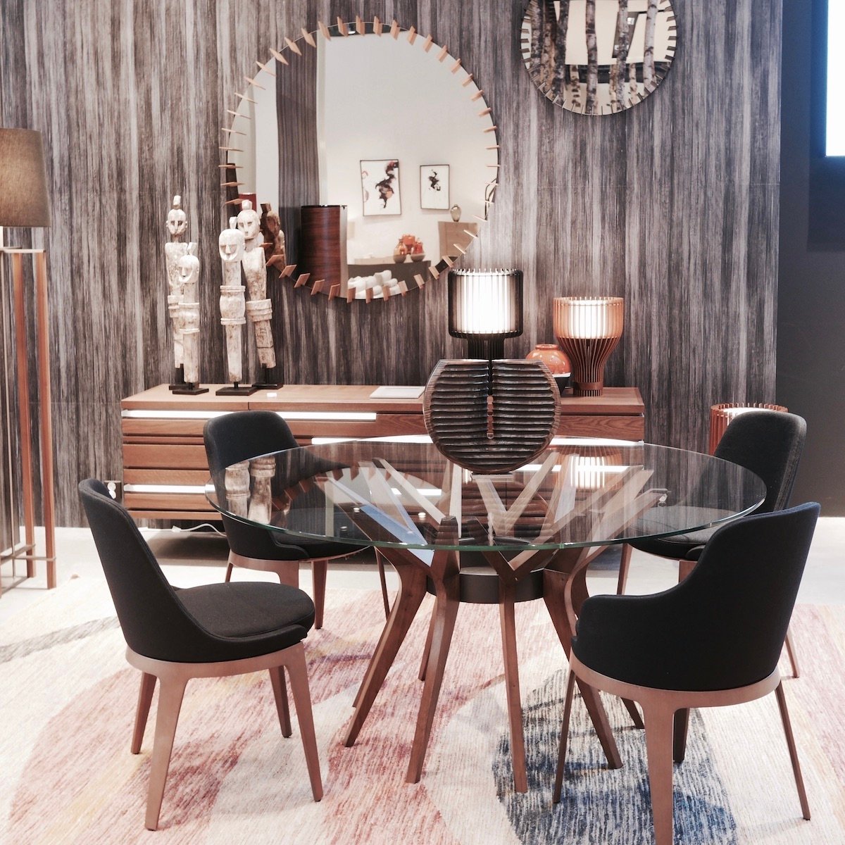 salle à manger déco ethnique table ronde verre bois statuette africaine pierre design