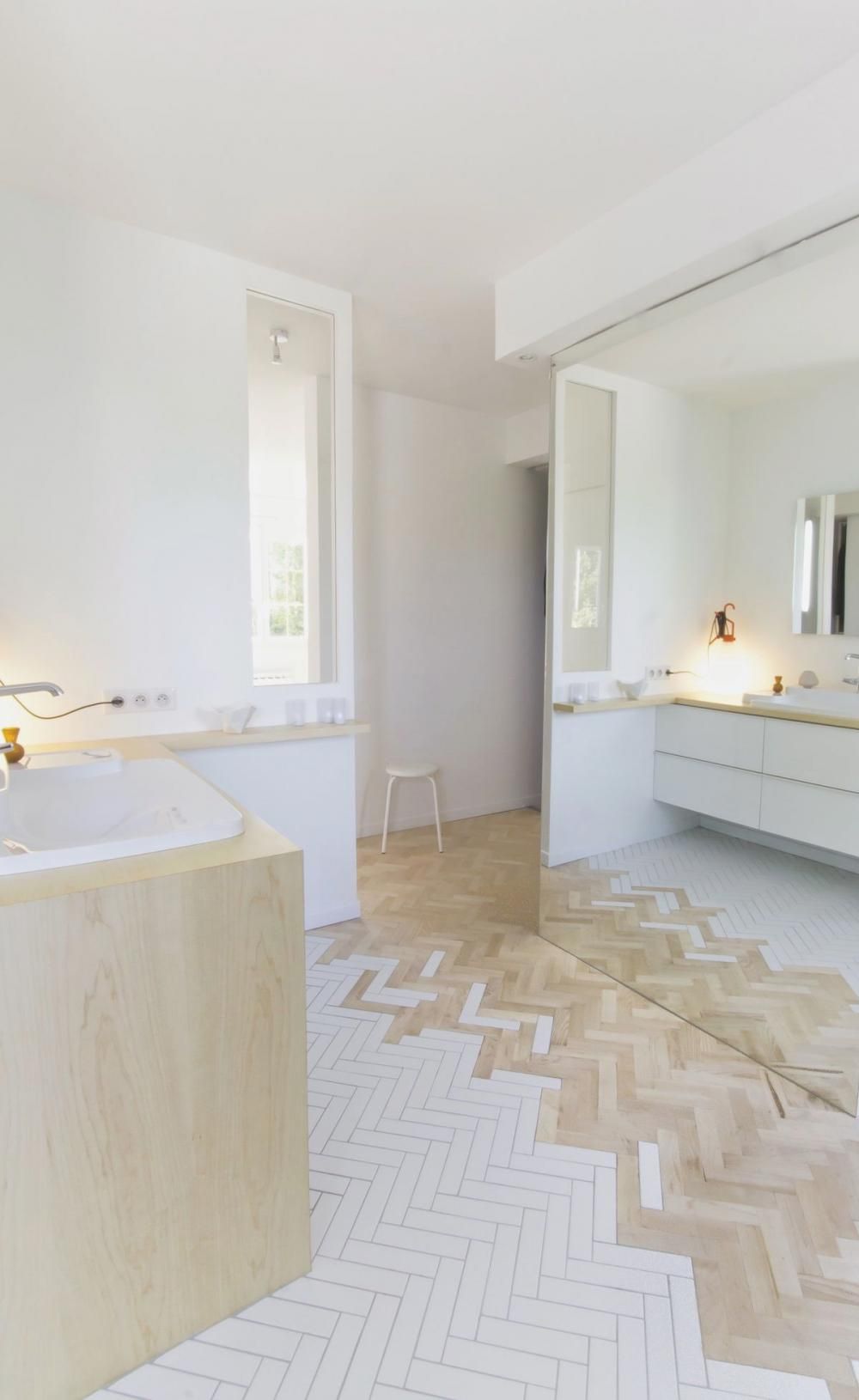 salle de bain lumineuse mixte carrelage blanc et parquet clair