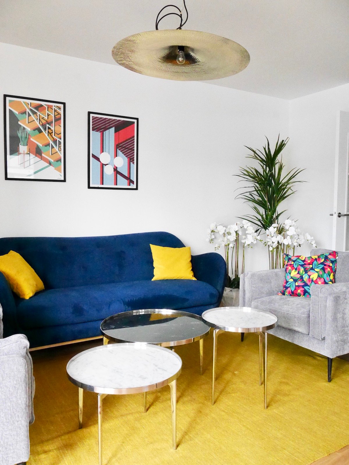 salon canapé bleu velours jaune moutarde suspension laiton - clematc