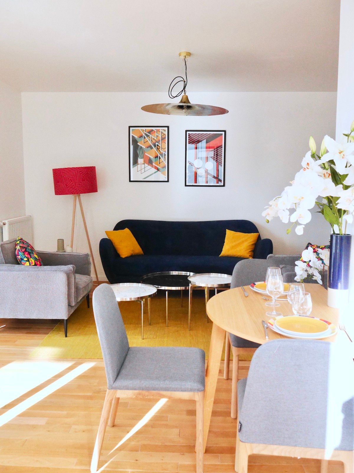 salon lumineux canapé bleu foncé coussin jaune moutarde - blog déco - clem around the corner