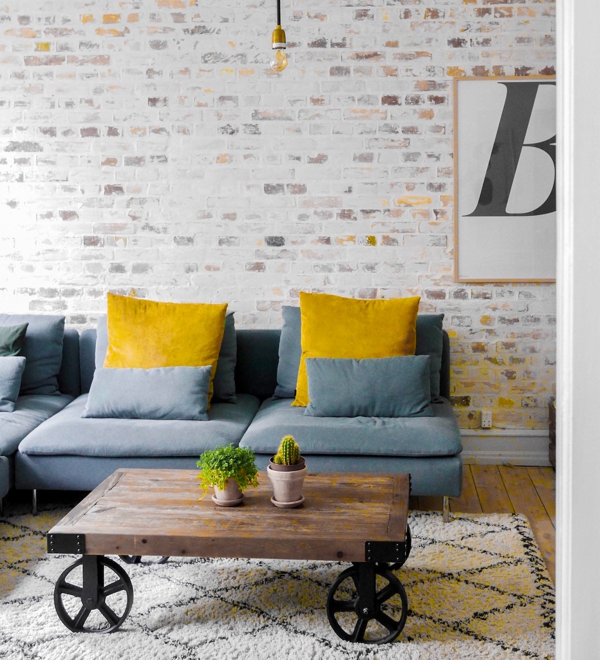 salon mur de brique blanchie design table basse industrielle roulettes