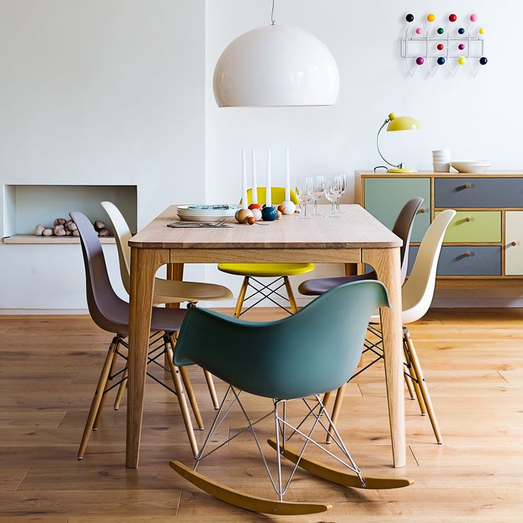 salle à manger chaise multicolore dépareillé vitra eames coque plastique vert bleu turquoise jaune pied bois