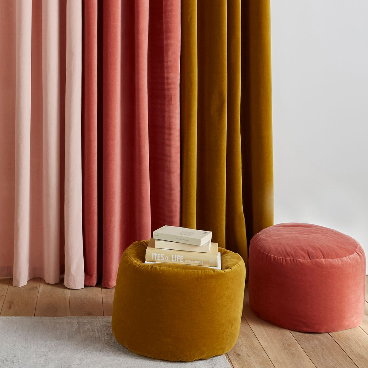 siège rond velours bille poire déco jaune moutarde velours orange rose rideau terracotta velvet