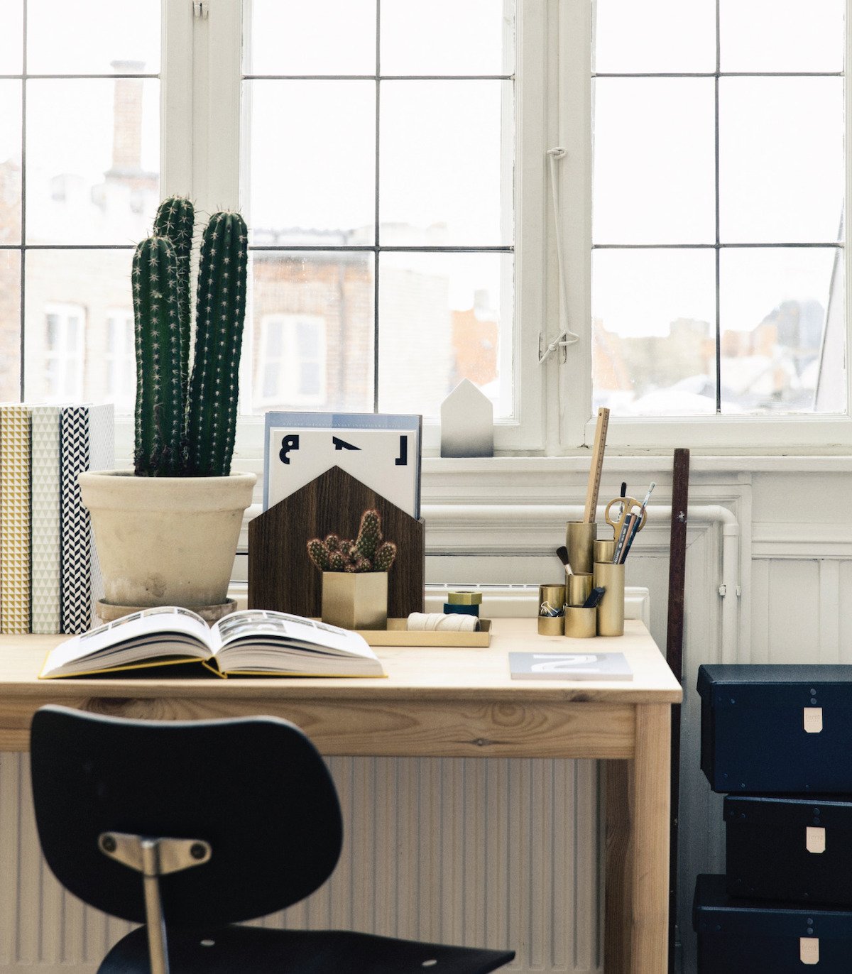 bureau tendance cuivre bronze métallique style rétro sépia table bois pot à crayon laiton