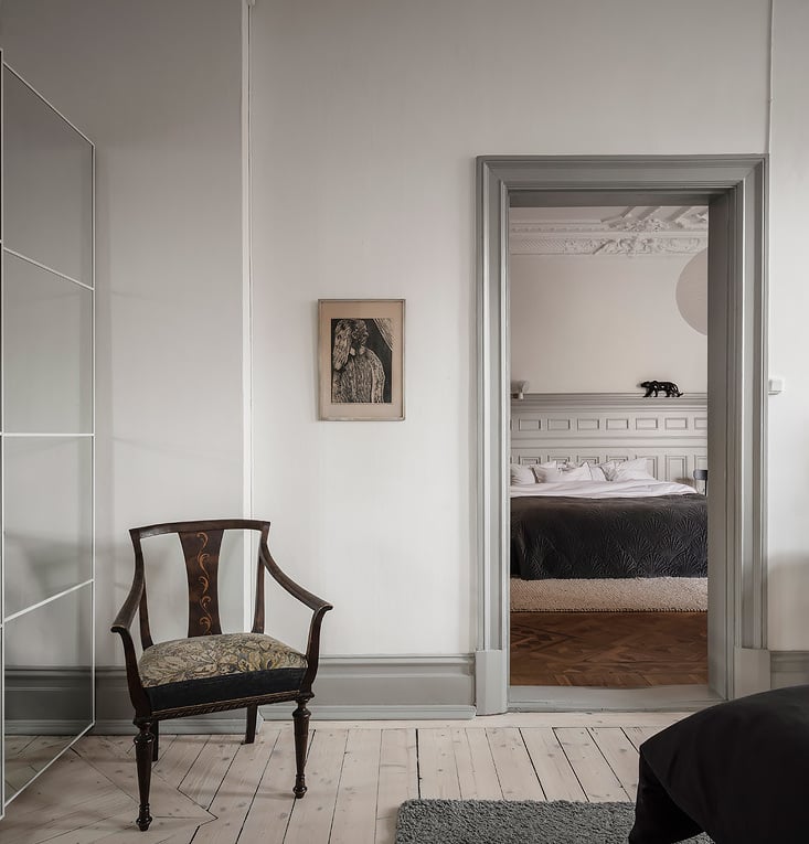 chambre amis parental chaise vintage dressing porte vitrée parquet bois