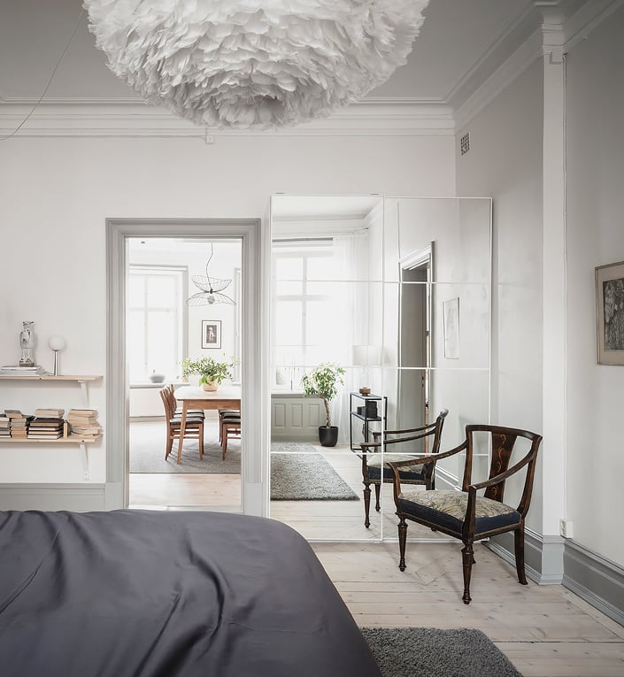 chambre lumineuse dressing porte vitrée chaise bois rétro