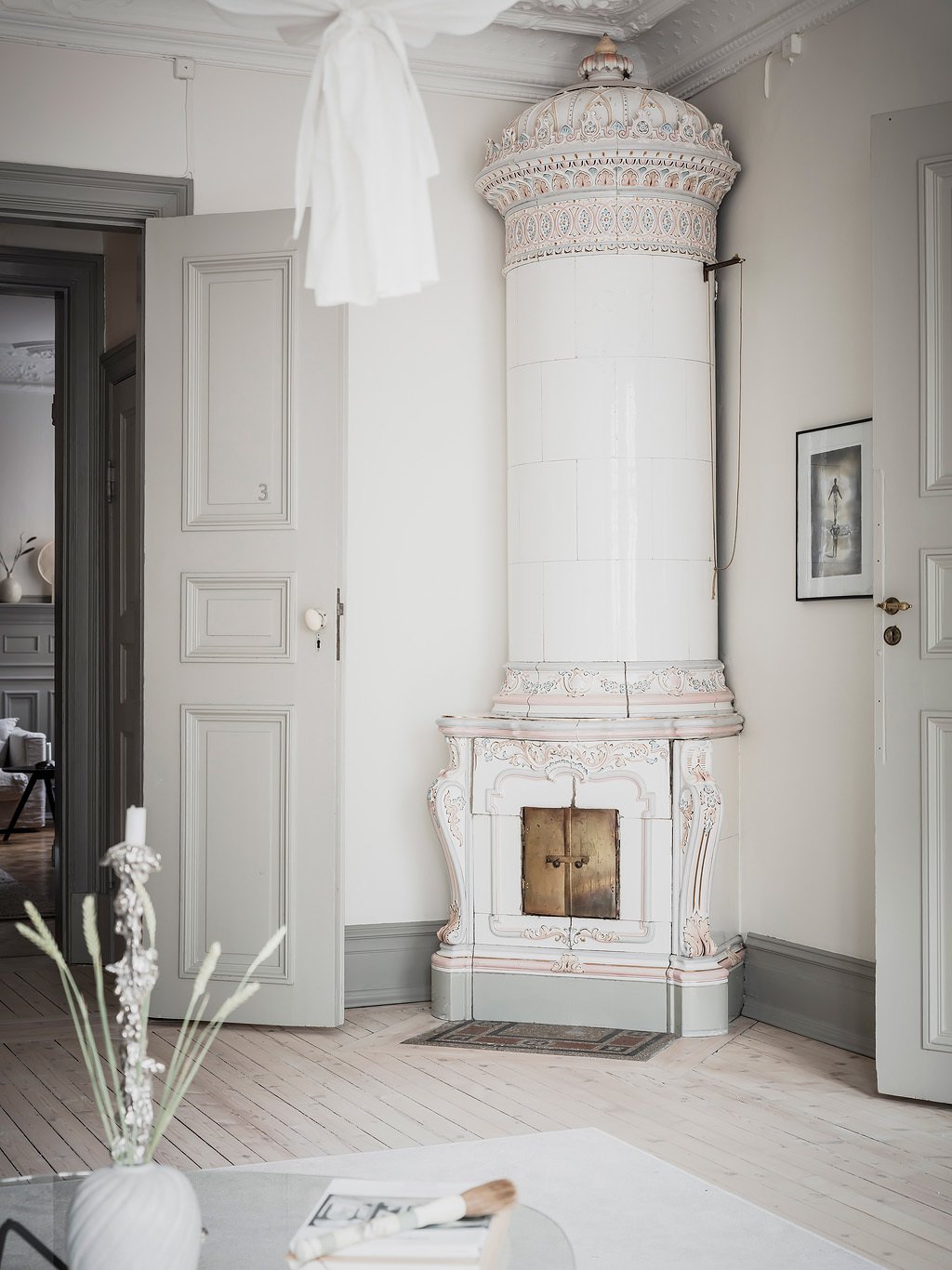 cheminée moule au mur parquet bois blanc décoration intérieure