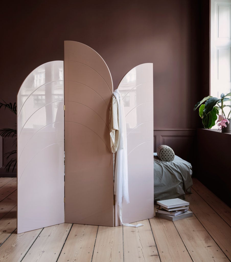 cloison amovible design contemporain arrondie violet parquet en bois brut déco chambre