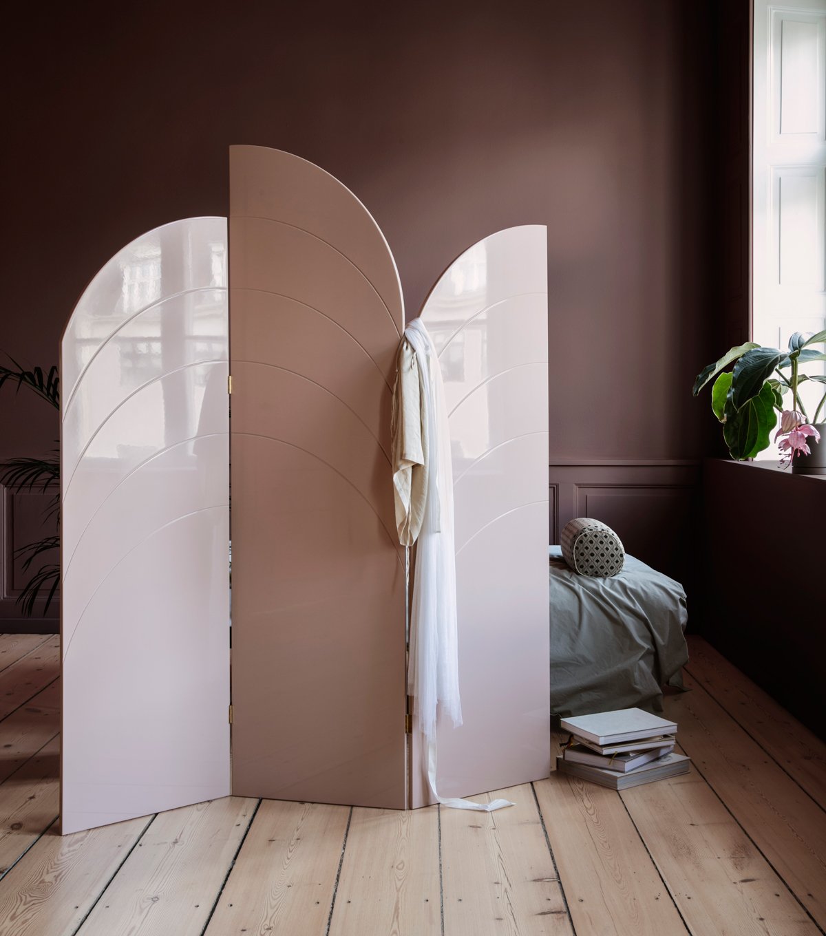 cloison amovible design contemporain arrondie violet parquet en bois brut déco chambre