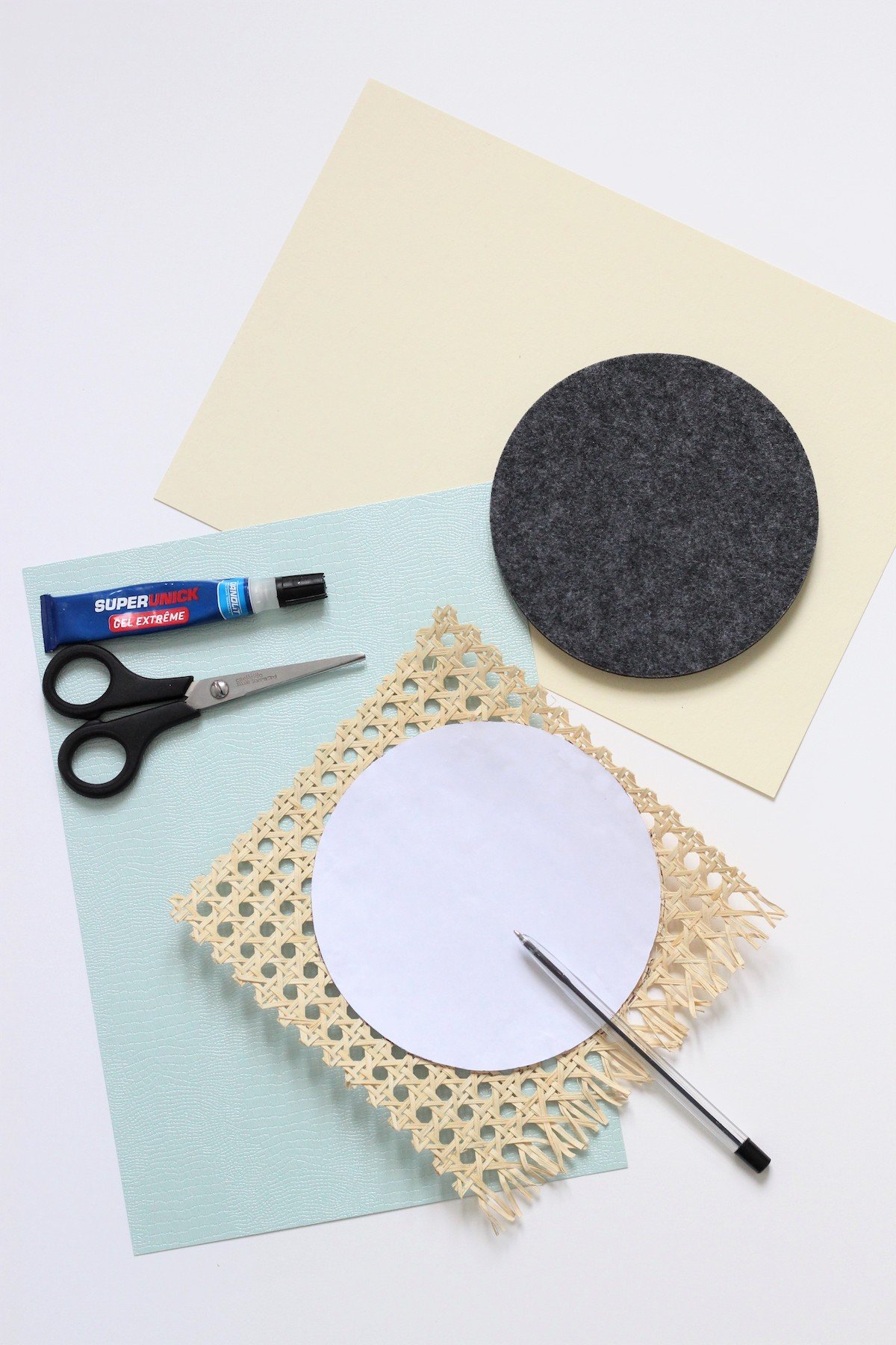 comment fabriquer un porte-bijoux mural en cannage - blog déco fille