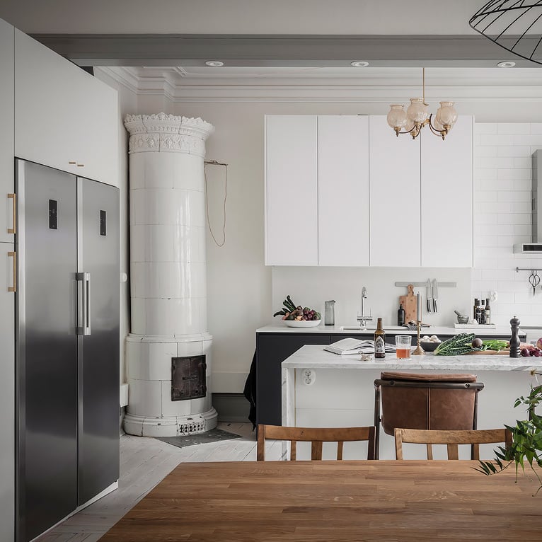 cuisine équipe bar marbre blanc appartement épuré nordique blog déco clematc