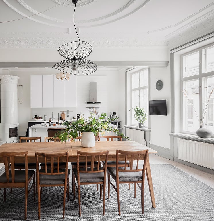 cuisine spacieuse gris blanc table bois tapis gris lustre design métal noir