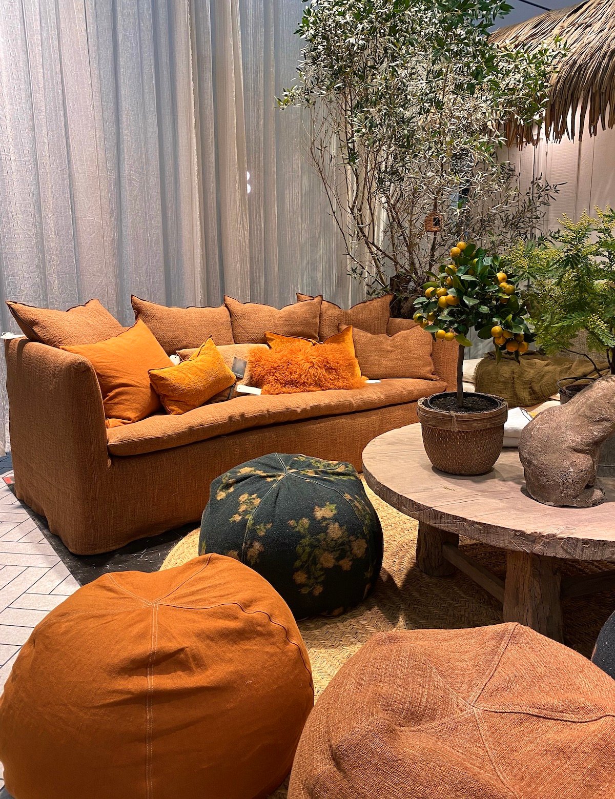 déco couleur orange ambre salon lin pouf rond géant -blog décoration - clem around the corner