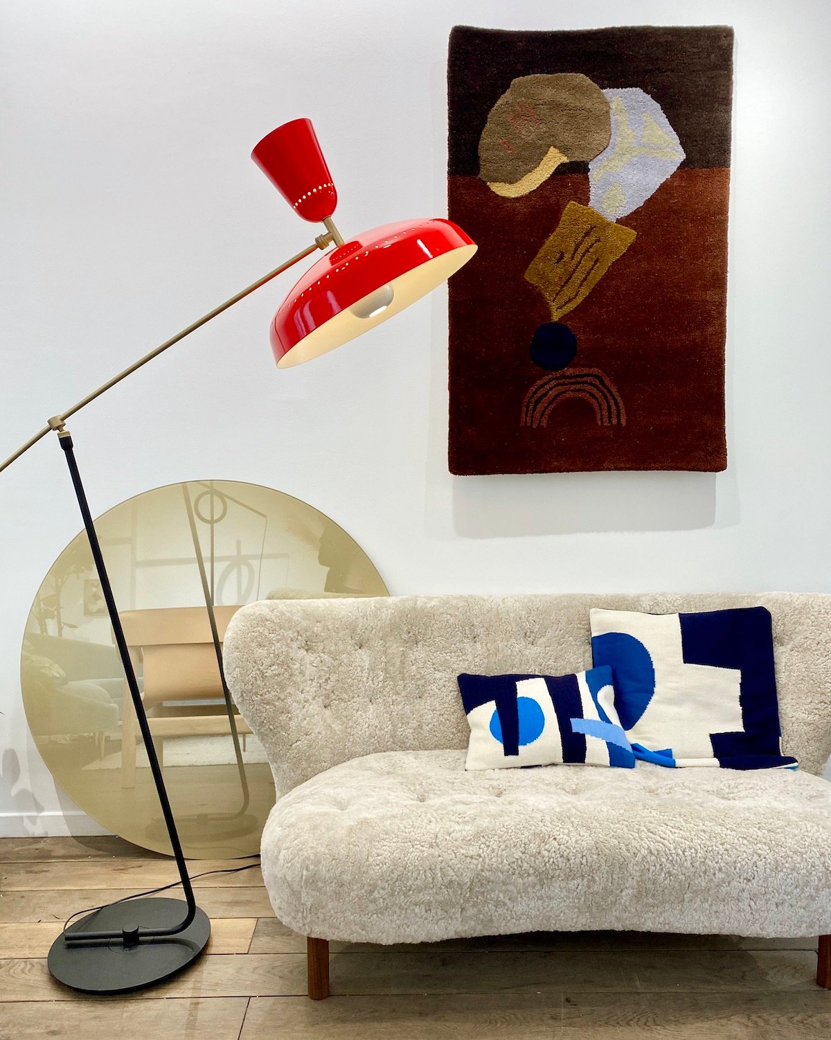 lampadaire retro rouge laiton canapé tissu bouclette - blog déco design - clem around the corner