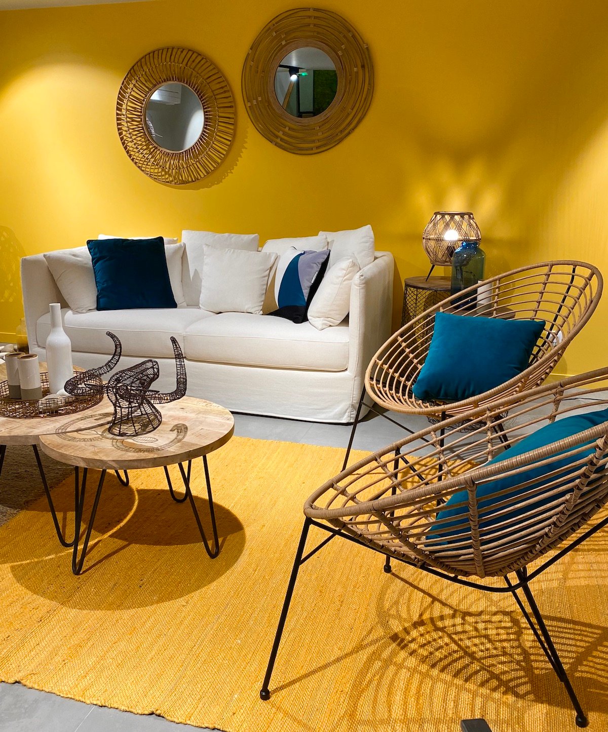 salon jaune moutarde canapé blanc tapis design tressé rotin