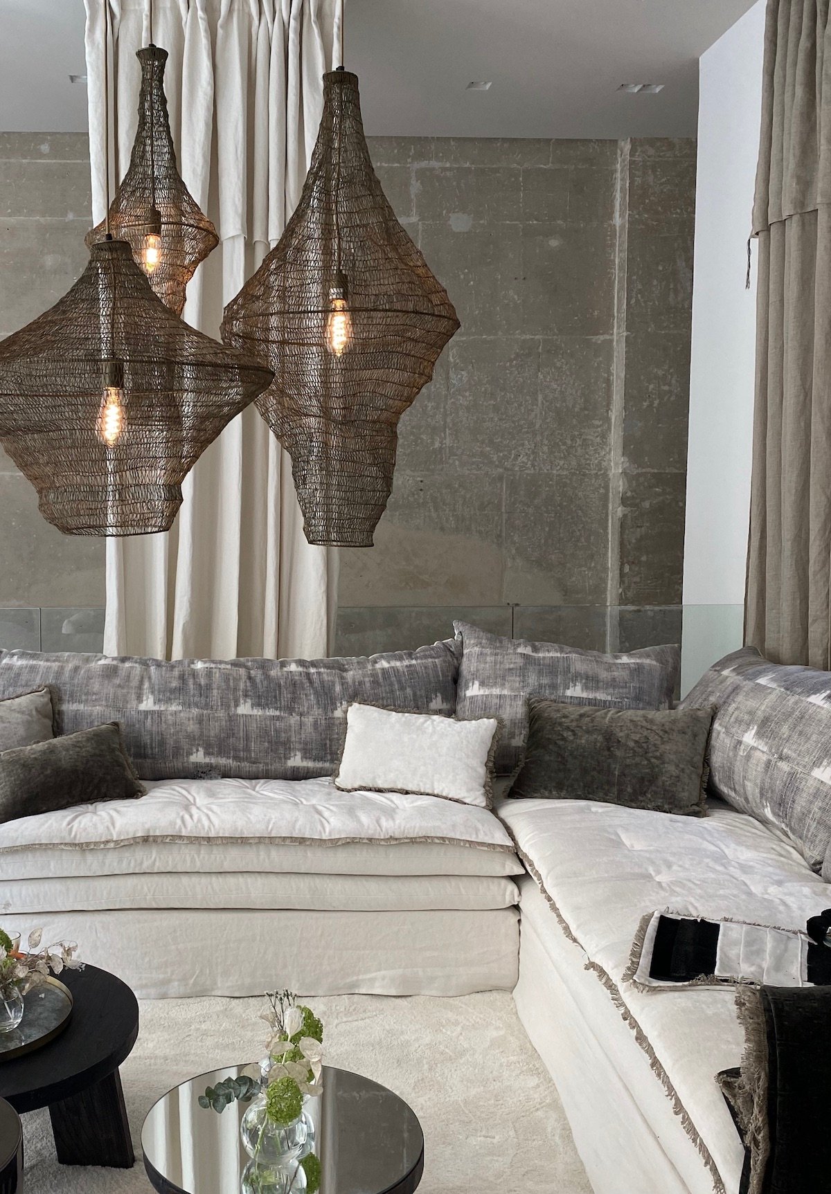 salon loft mur brut brique béton canapé angle blanc velours lin bérengere leroy