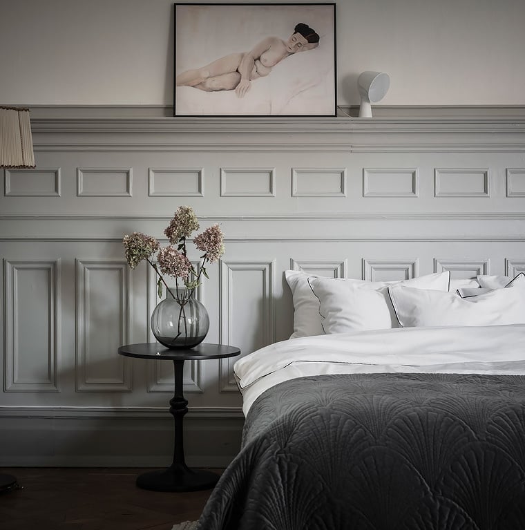 suite parentale lit double plaid gris table basse noir ronde déco maison intérieure