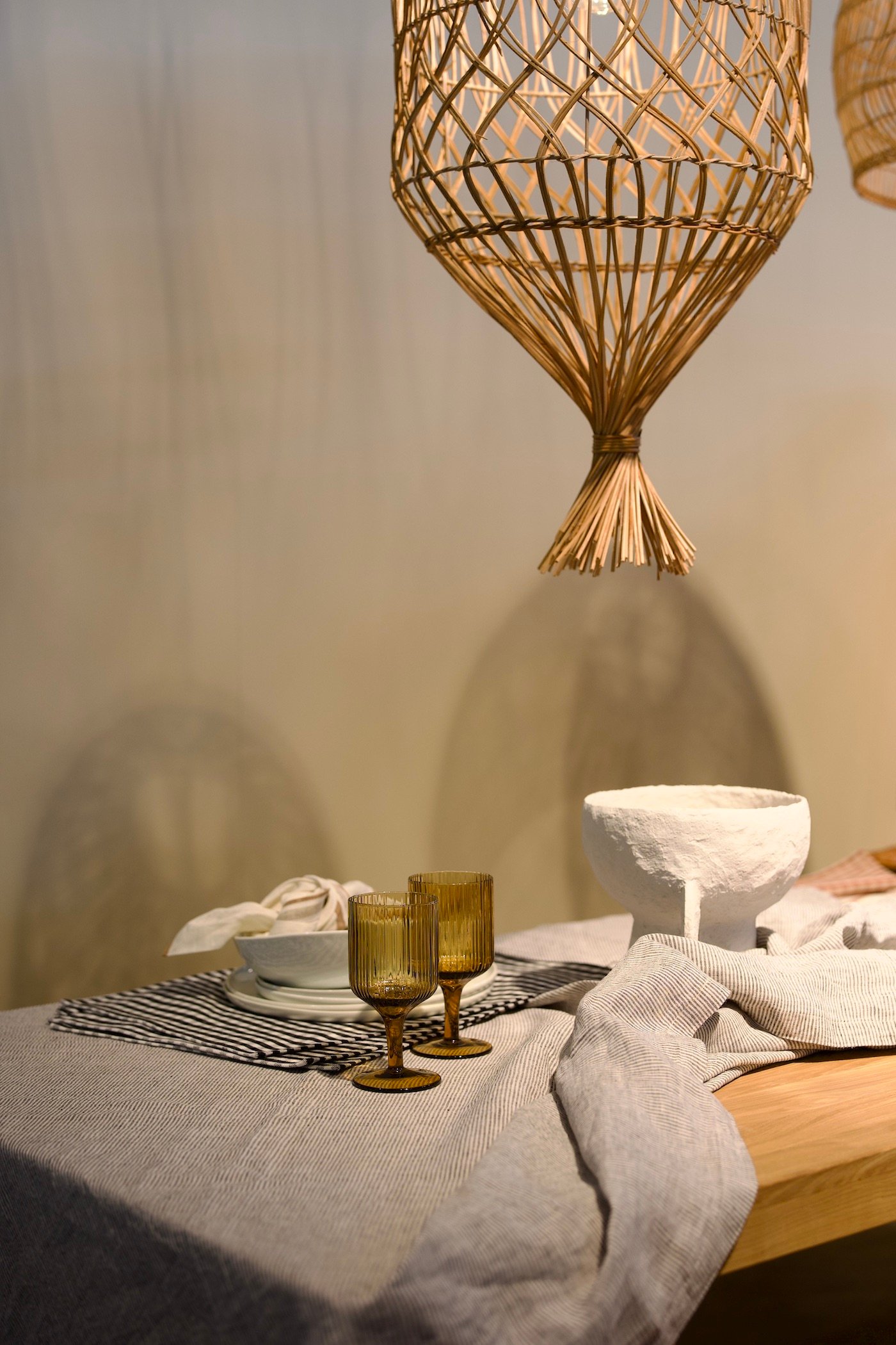 table campagne nappe blanche rayures grises