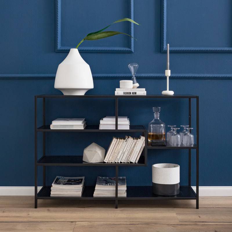 Etagère graphique en métal noir parquet bois moulure mur bleu