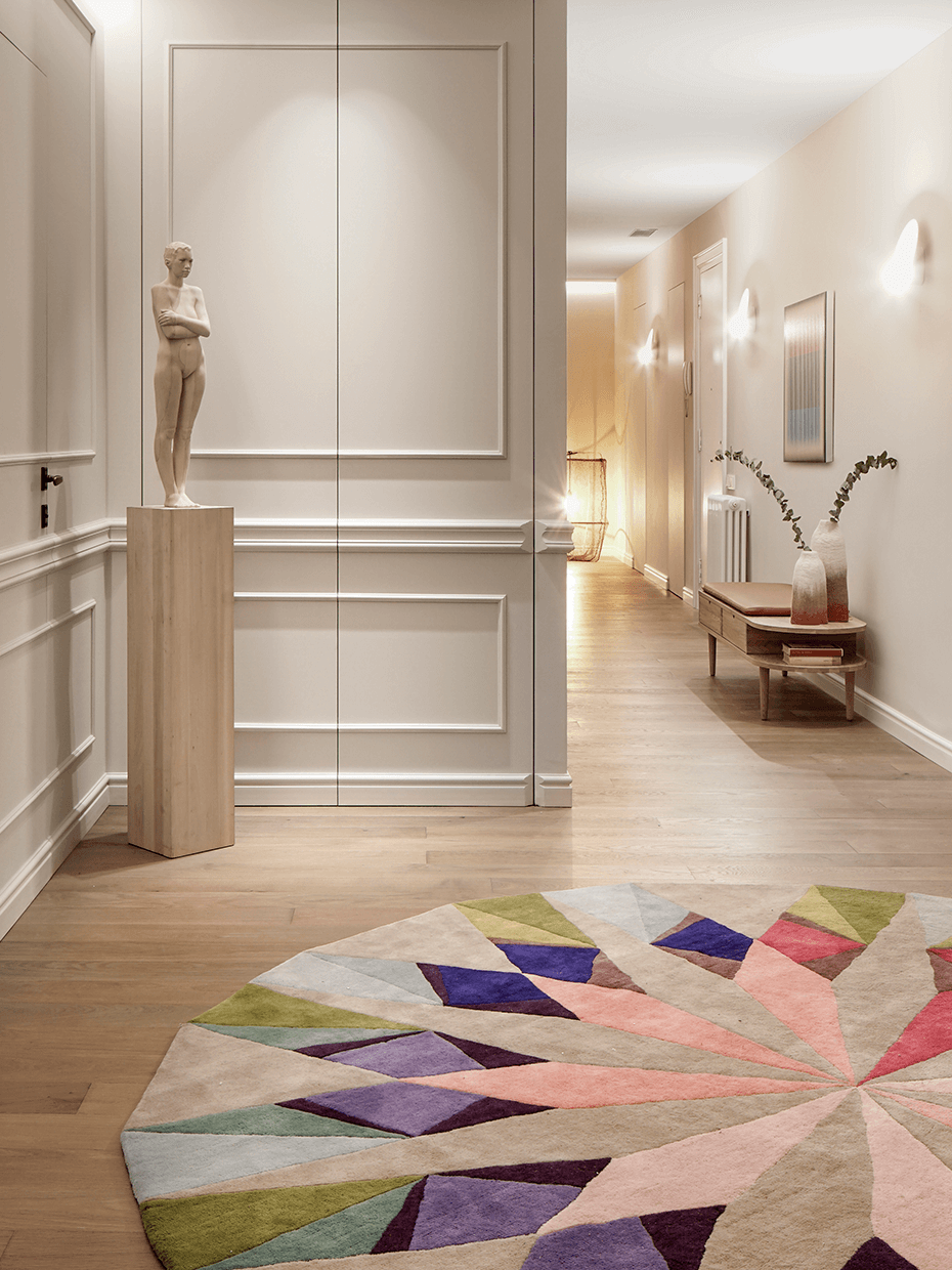 aménagement entrée couloir tapis rond multicolore statue femme marbre banc coffre