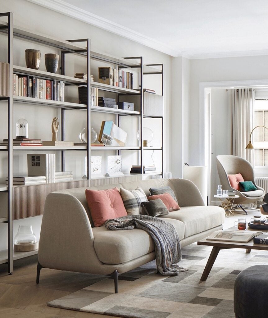 appartement Eixample salon nuance beige canapé 50 bibliothèque métal mural bois