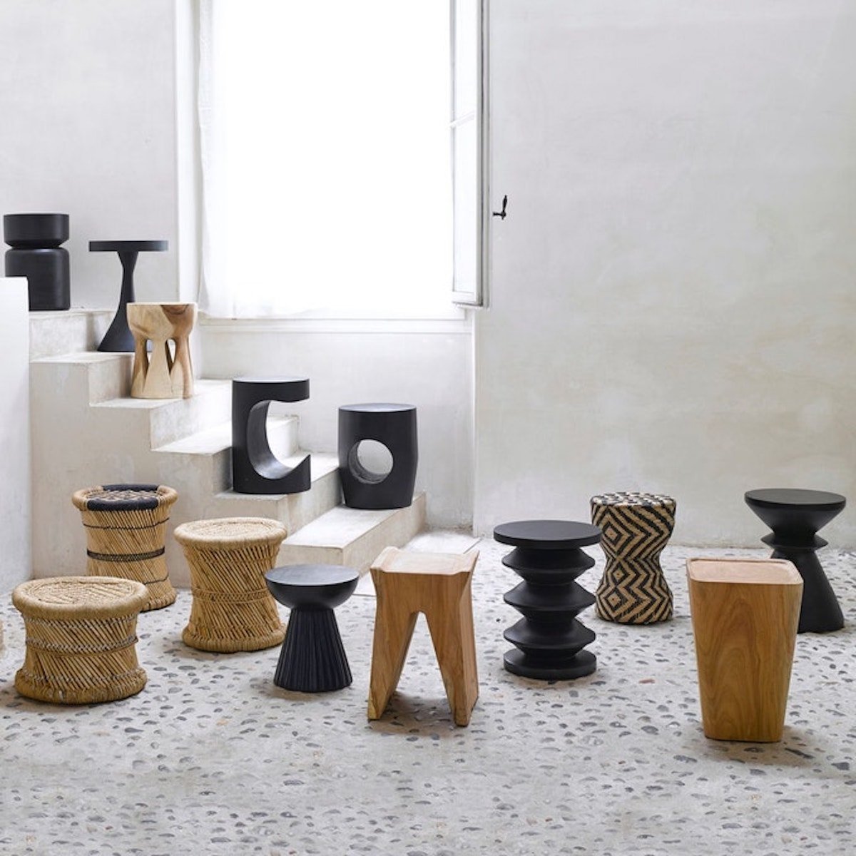 bout de canapé en bois noir tabouret - blog déco - clemaroundthecorner