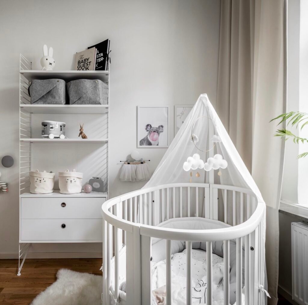 chambre bébé lit berceau blanc barreaux style scandinave bibliothèque caisson rangement string furniture