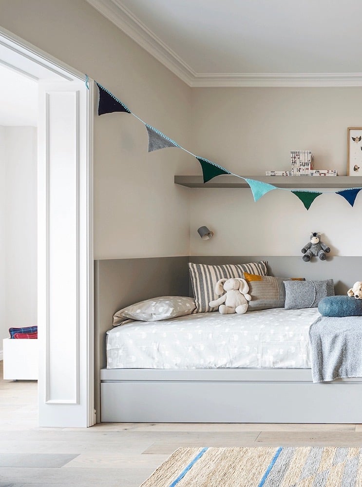 chambre enfant grise appartement Eixample Barcelone - blog déco