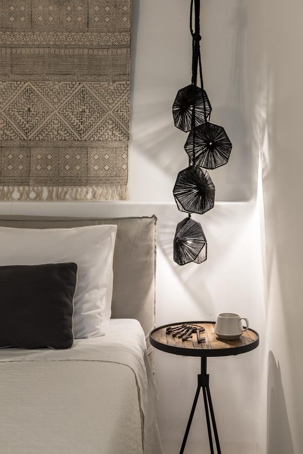 chambre grise sobre bohème noir chevet suspendu luminaire corde ficelle noire DIY