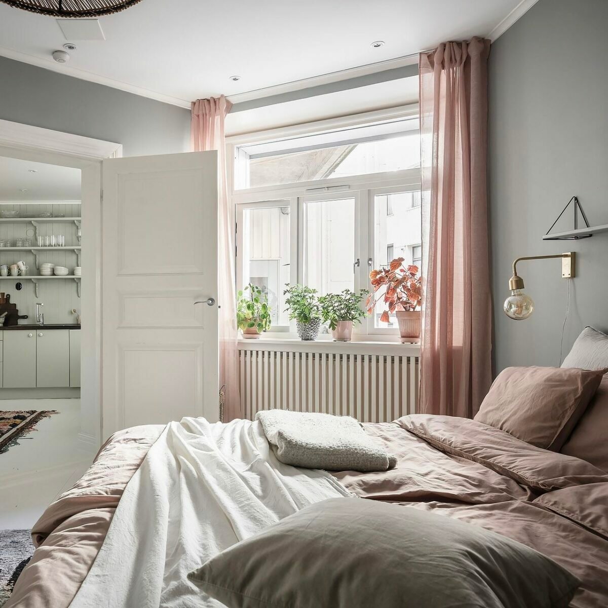 chambre nuance vieux rose rideau drap vert amande peinture murale